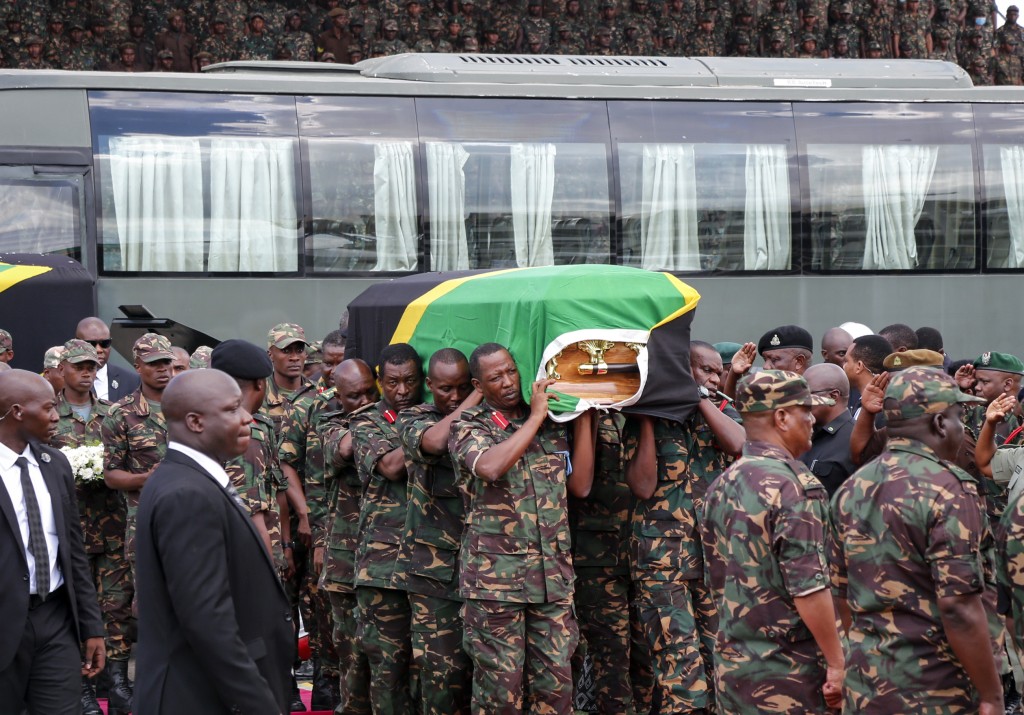 馬古富利的遺體於周日運抵該國最大城市達累斯薩姆拉港。AP圖片