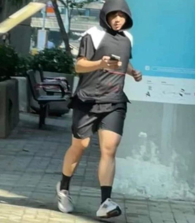 日前有網民在捕獲姜濤「街跑」的相片。