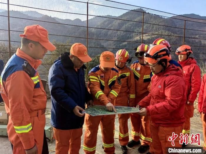 消防救援人員研判地形進行搜救部署。雲南省消防救援總隊