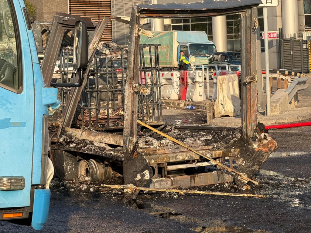 有車輛嚴重焚毀,燒成支架。 有車輛嚴重焚毀,燒成支架。