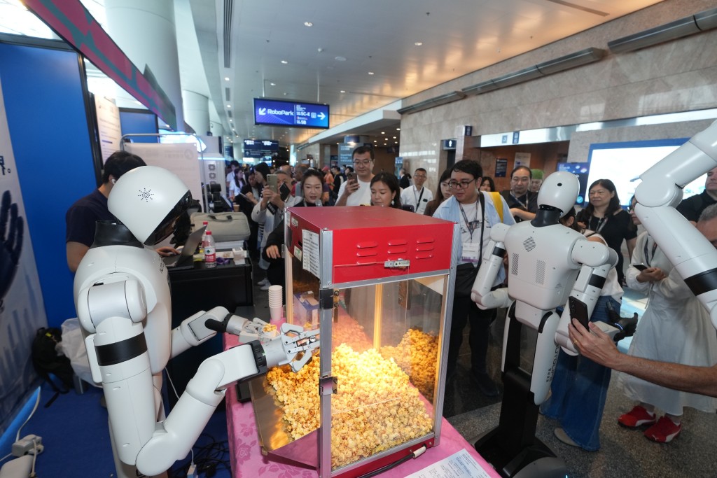RoboPark展區內設多個體驗及展示區,「Coffee & Popcorn Station」由機械人沖調咖啡和製作爆谷。 RoboPark展區內設多個體驗及展示區,「Coffee & Popcorn Station」由機械人沖調咖啡和製作爆谷。
