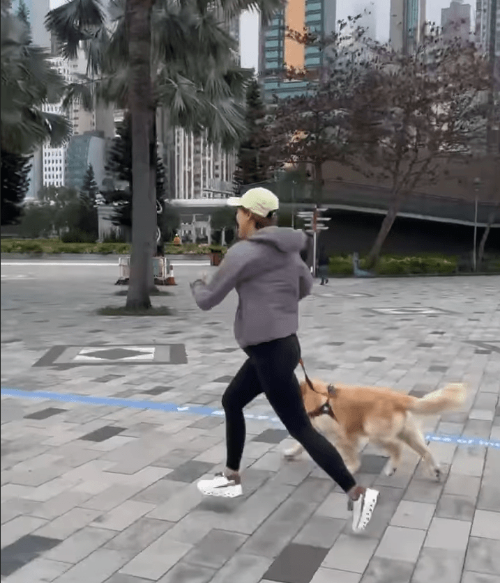 梁諾妍前日在IG發帖，分享了與愛犬Molly跑步。