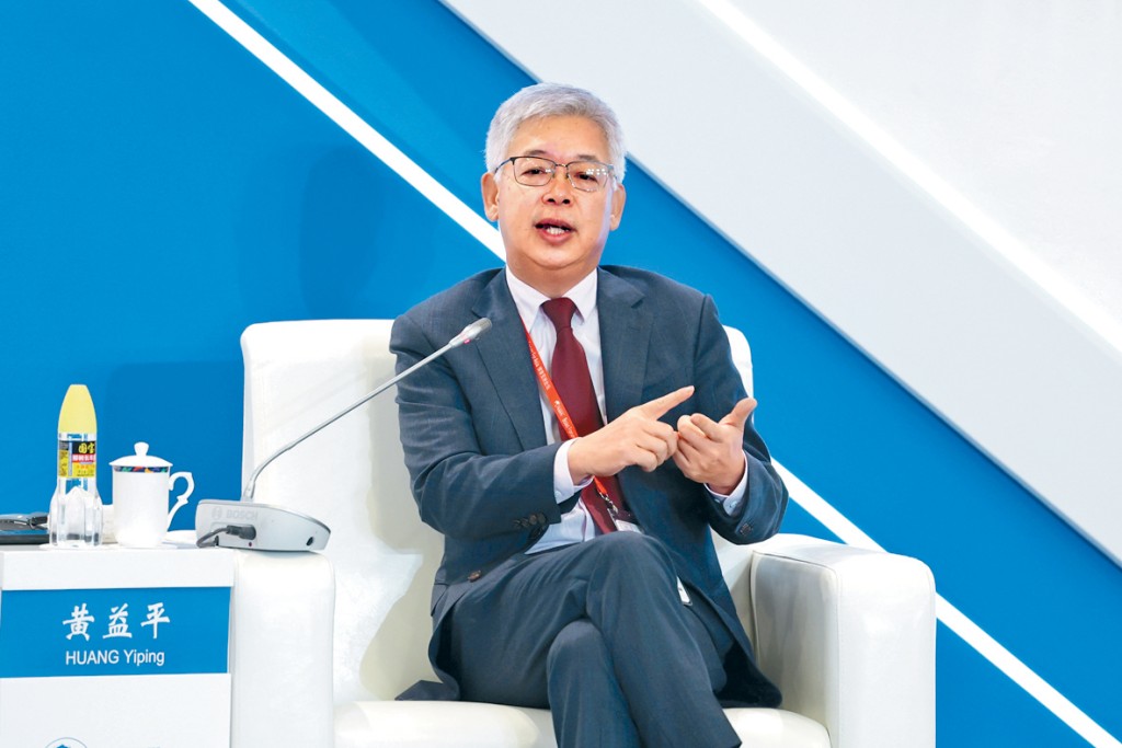 黄益平表示，内地今年除了更宽松货币政策之外，经济还需要更有针对性的支持政策。