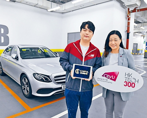 創立智能租車平台的李尚均（左）表示會參加「HK Tech 300」廣闊人際網絡，旁為城大協理副校長羅璇。