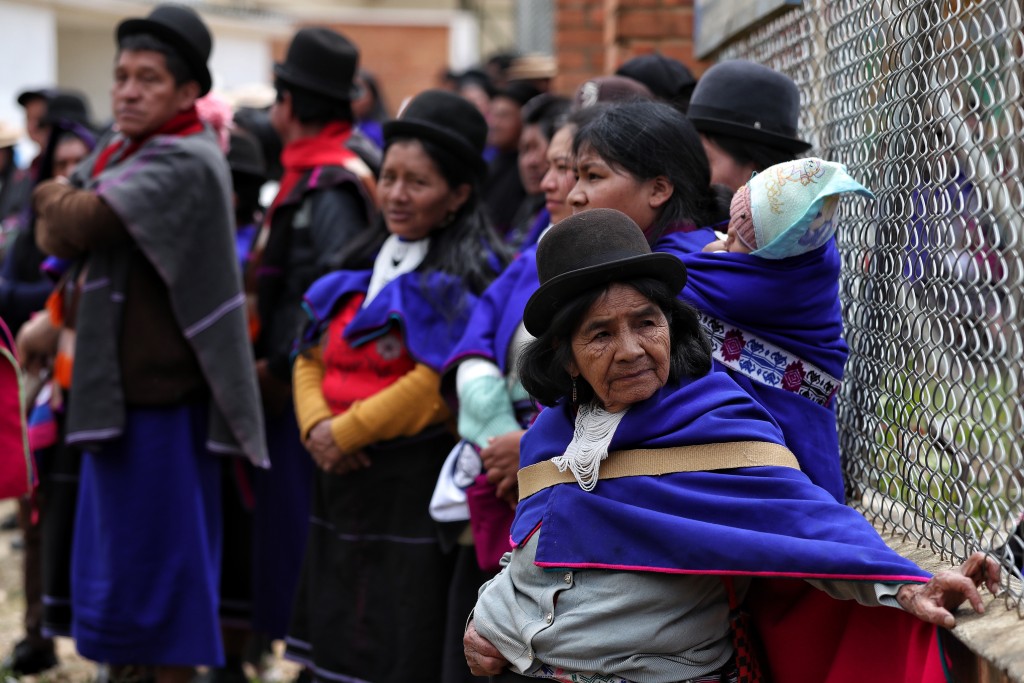 米薩克族人等待衝突罹難者遺體運抵。美聯社