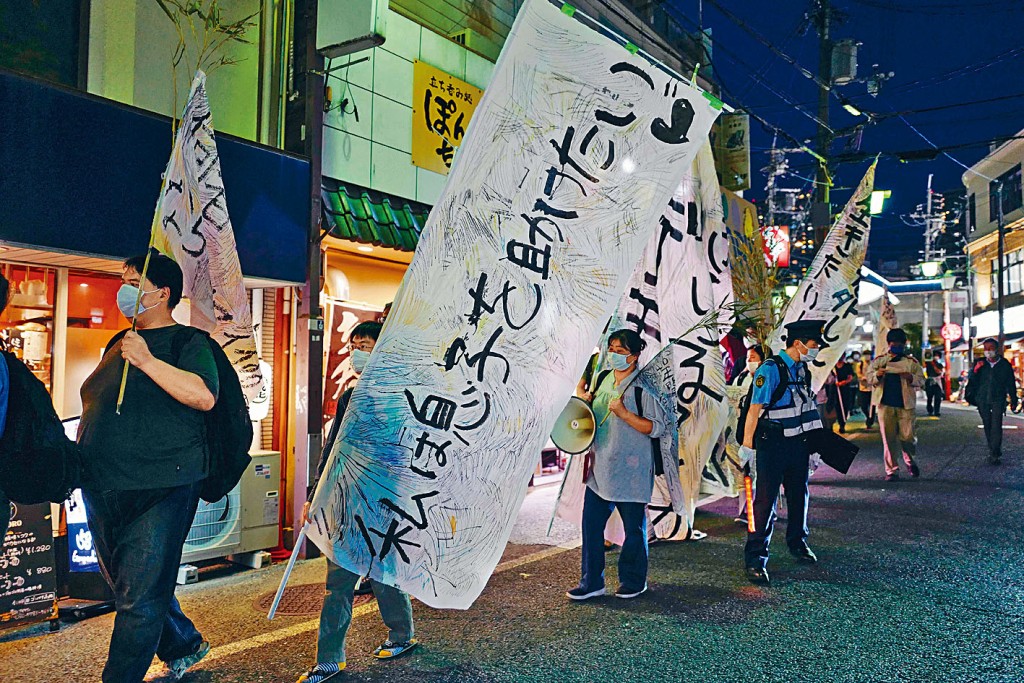 一批前隱蔽族及他們的友人去年5月在大阪府高槻市遊行,抗議苛刻的工作文化,高呼:「我們不想被逼工作!停止壓逼我們!」