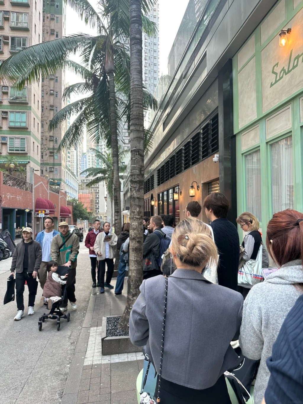 位于中环半山的酒吧Bar Leone吸引不少海外游客慕名前往朝圣，下午4时左右已开始出现排队人龙（宁宁酱@小红书）