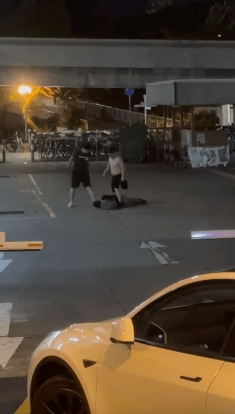 疑似早前受壓的年輕男召來外援,一同將中年漢踢至地上並圍毆其頭部。 疑似早前受壓的年輕男召來外援,一同將中年漢踢至地上並圍毆其頭部。