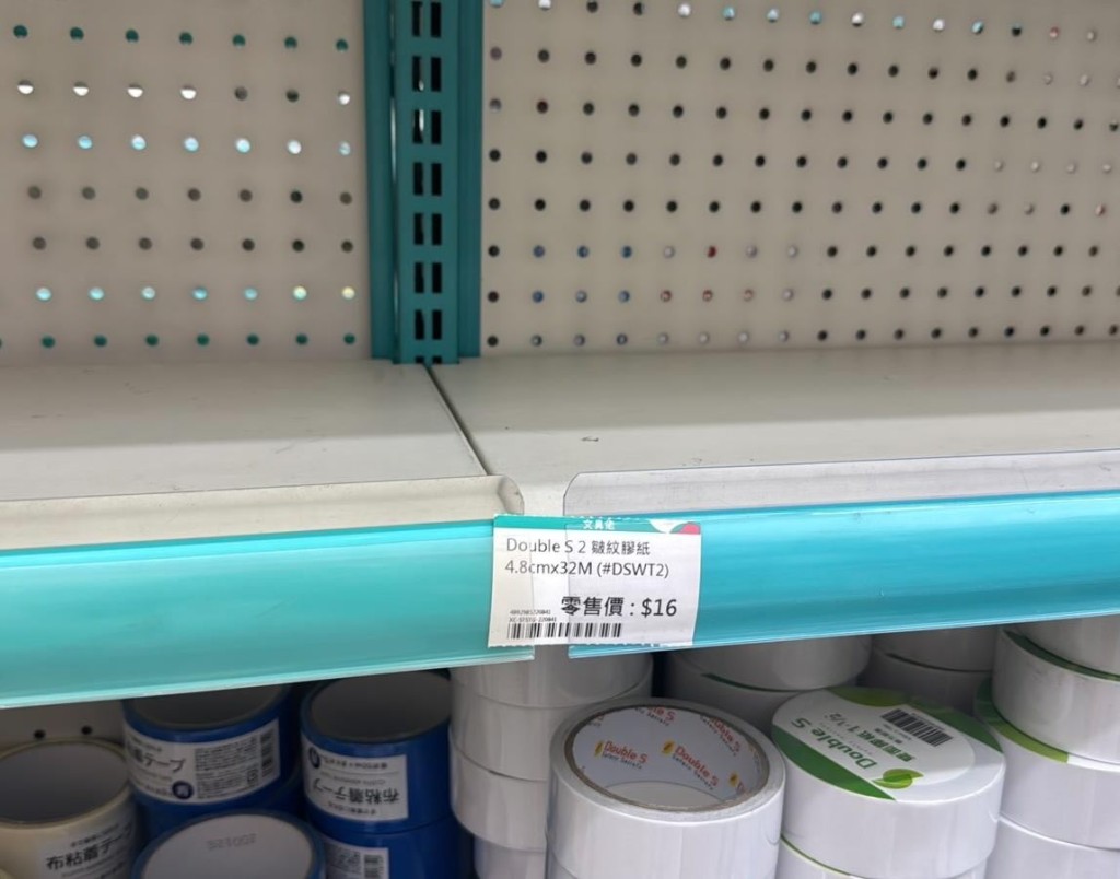 到當日晚上，樓主上載吉貨架相片指「有啲 地方賣晒啦，大家早啲買！！！」。Threads截圖
