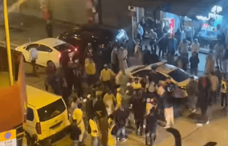 大批南亞漢不畏警員到場，仍大聲叫囂。fb香港突發事故報料區