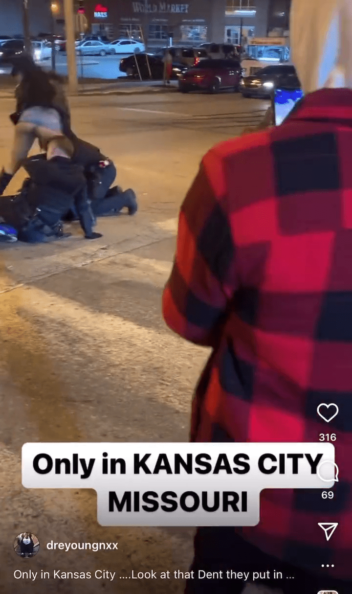 女子屁股朝另一名躺地的警察跳起电臀舞。
