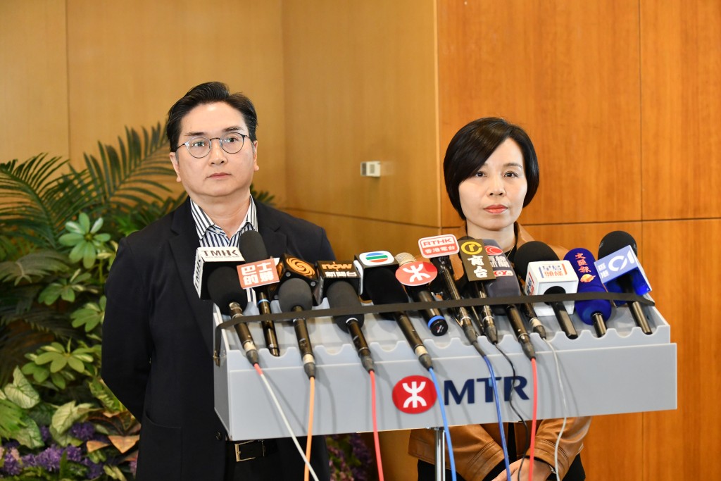 港铁公司副总监李婉玲和李剑雄在记者会交代事件。卢江球摄