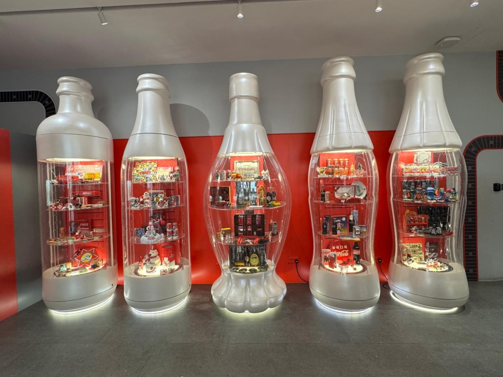 香港太古可口可樂博物館導賞團7大亮點，於地下入口開啟尋樂趣之旅。（圖片來源：《親子王》）