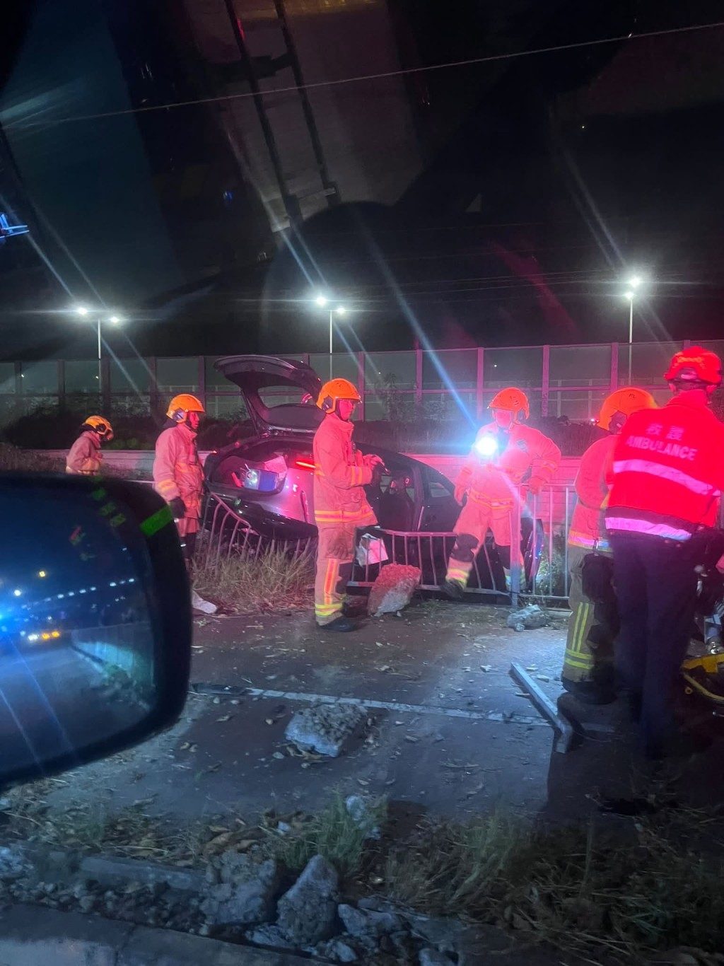 私家車撞毀路邊欄杆後衝入草叢。網上圖片 私家車撞毀路邊欄杆後衝入草叢。網上圖片