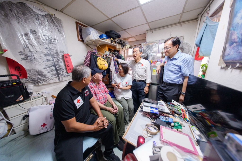 香港紅十字會行政總裁/秘書長林傳芃女士(中)與梁榮武先生(左一)、岑智明教授(右一)及林超英先生(右二),探訪居住於不適切房屋的長者。 香港紅十字會行政總裁/秘書長林傳芃女士(中)與梁榮武先生(左一)、岑智明教授(右一)及林超英先生(右二),探訪居住於不適切房屋的長者。