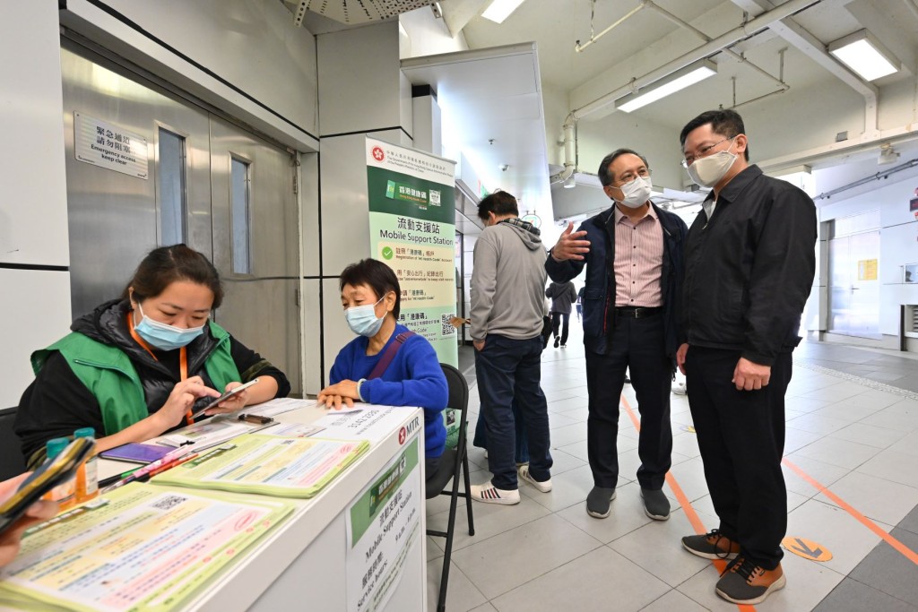薛永恒走訪多個「香港健康碼」流動支援站。政府新聞處圖片