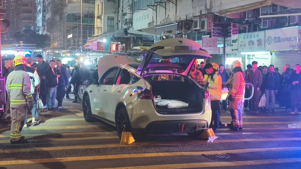 深水埗Tesla男司機行駛時猝死 車輛撞欄險剷入行人專用區