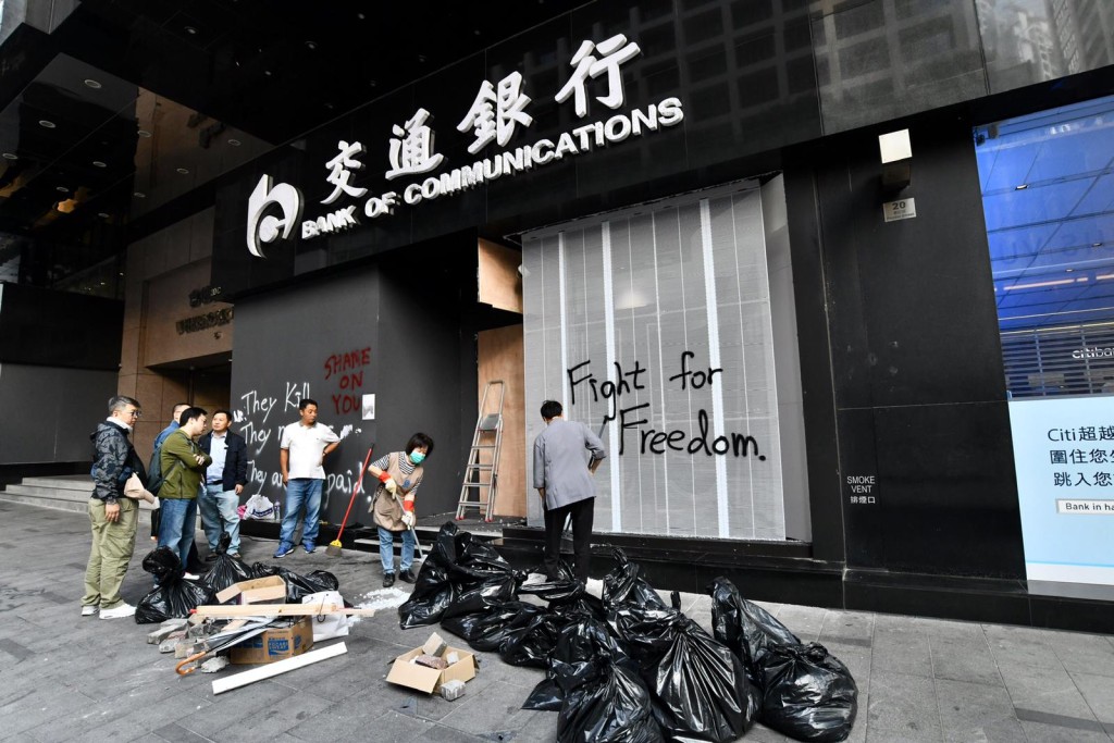 工作人員忙於清理。