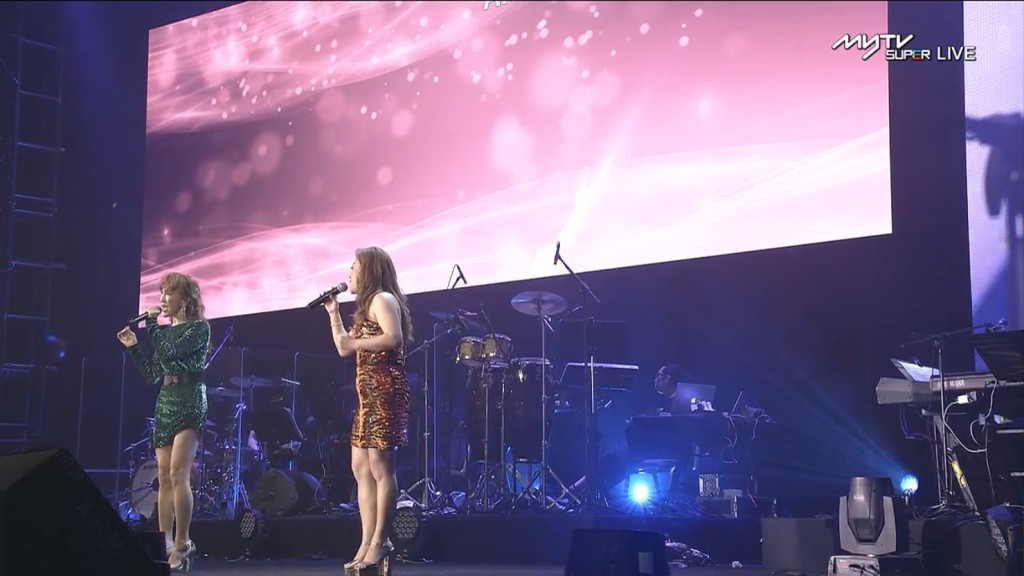 李思林跟李佳合唱。