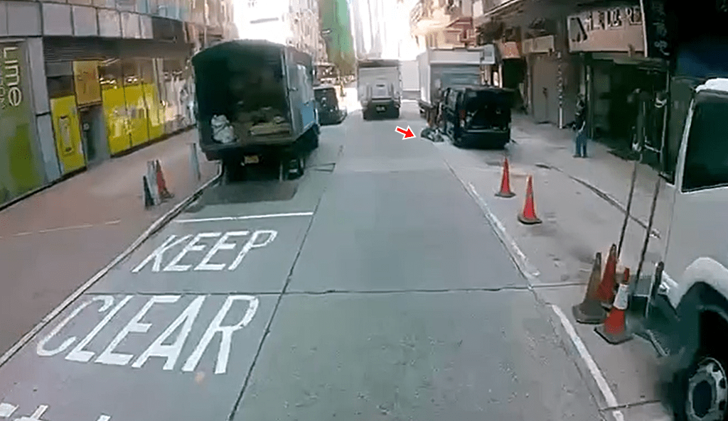 貨車尾門打開，擊中一名男途人。fb：車cam L（香港群組）