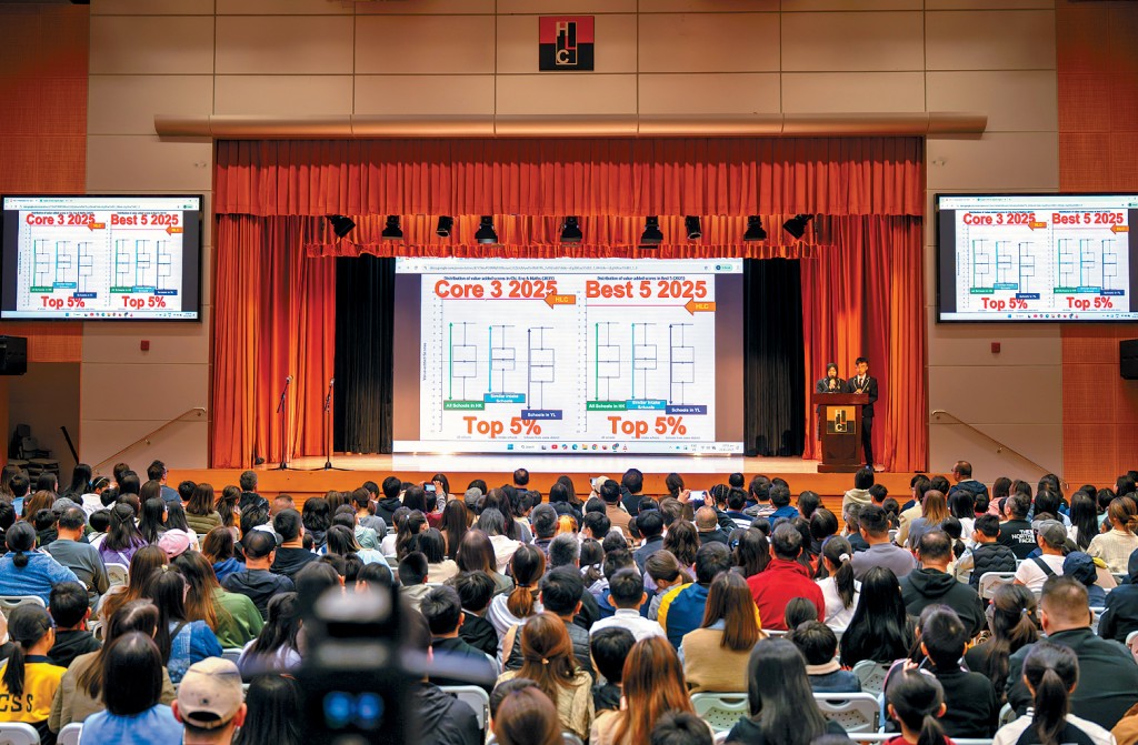 香港青年協會李兆基書院昨日舉行兩場中一入學簡介會，吸引逾1600名家長到場「取經」。