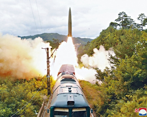 北韓軍方周三成功試射由火車塔載的鐵路機動導彈。