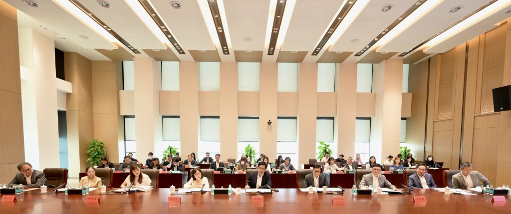 特区政府代表团与深圳市政府代表团，在深圳举行「对接北部都会区发展策略专班」会议。政府新闻处图片