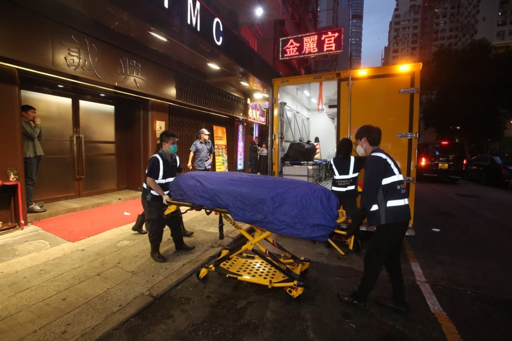 仵工將遺體移送至殮房。 仵工將遺體移送至殮房。