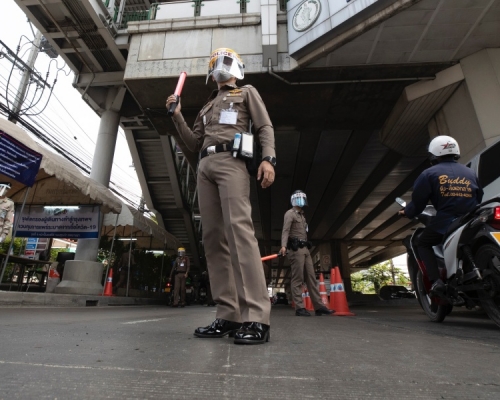 泰國今日起禁止外來客機入境為期3日。AP