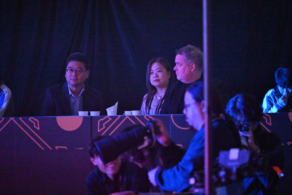 羅淑佩(右二)坐在VIP席上欣賞阿杜唱歌以及之後的比賽。蘇正謙攝 羅淑佩(右二)坐在VIP席上欣賞阿杜唱歌以及之後的比賽。蘇正謙攝