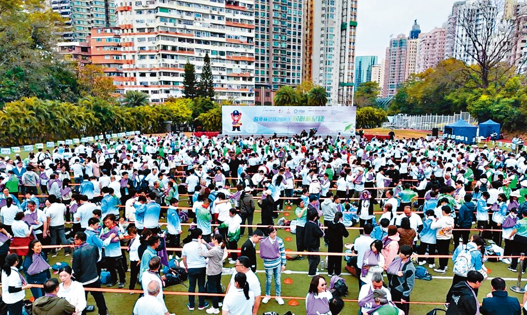 逾千人以三角巾進行大手掛包紮。