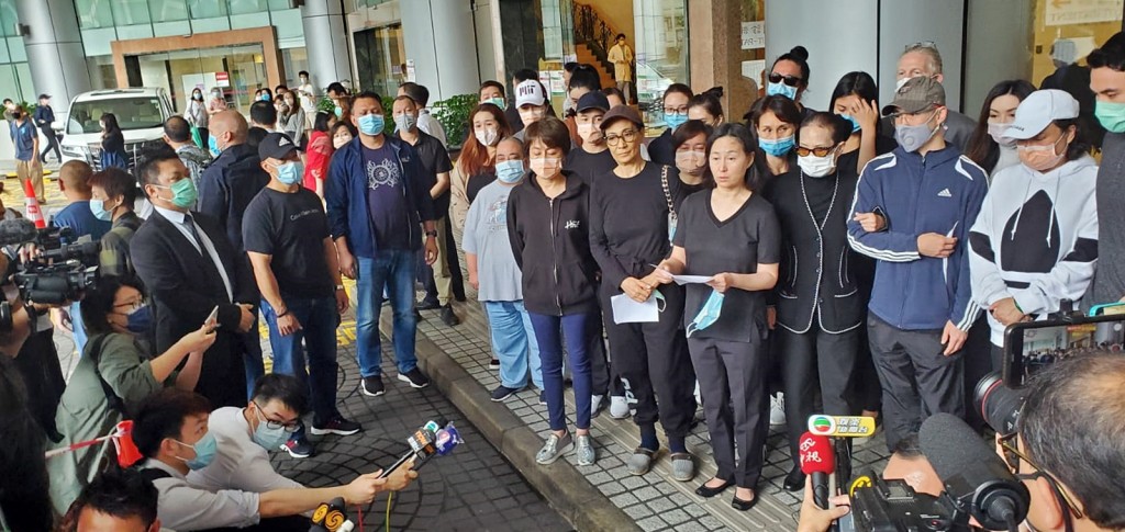 何鴻燊家人在醫院外公布「賭王」死訊。