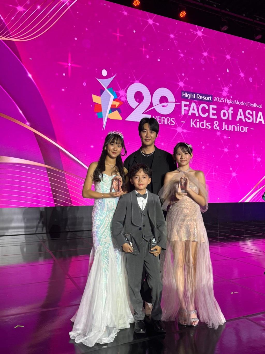 YS韓國偶像學院(香港分校)學生Natalia、Mia Li及Payton各奪年齡組別大獎。 YS韓國偶像學院(香港分校)學生Natalia、Mia Li及Payton各奪年齡組別大獎。