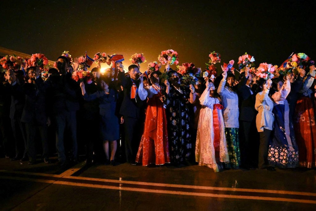 北韩民众手持鲜花参加欢迎拉夫罗夫到访的仪式。路透社