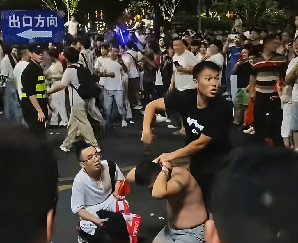 江西男子被誤認為持刀歹徒，遭路人制服交予警方。抖音@良哥