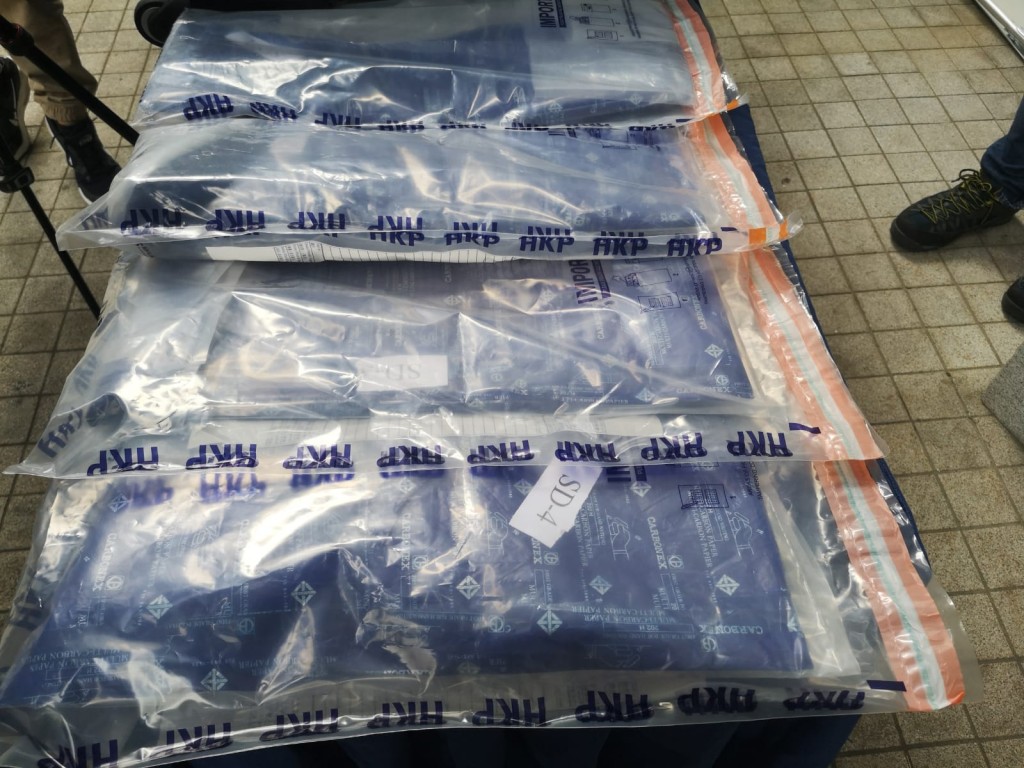警方在行李箱暗格夾板內撿獲4包共6公斤的懷疑可卡因,市值約648萬港元。
