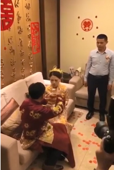 62歲伯伯喂新娘吃點心。網圖