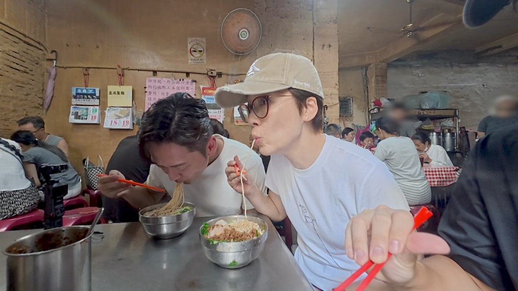 主持無懼不設冷氣的炎熱環境,痛快品嚐當地排長龍的人氣美食。 主持無懼不設冷氣的炎熱環境,痛快品嚐當地排長龍的人氣美食。