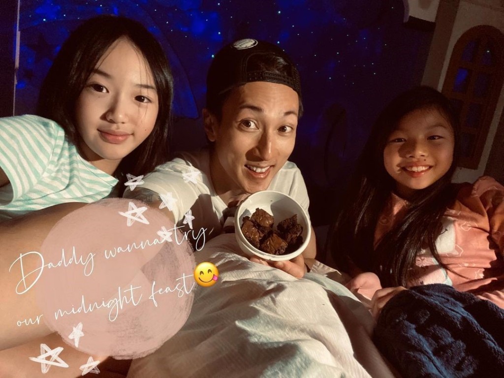 女兒NeiNei(左一):「爸爸想加入我哋個睡衣派對!」