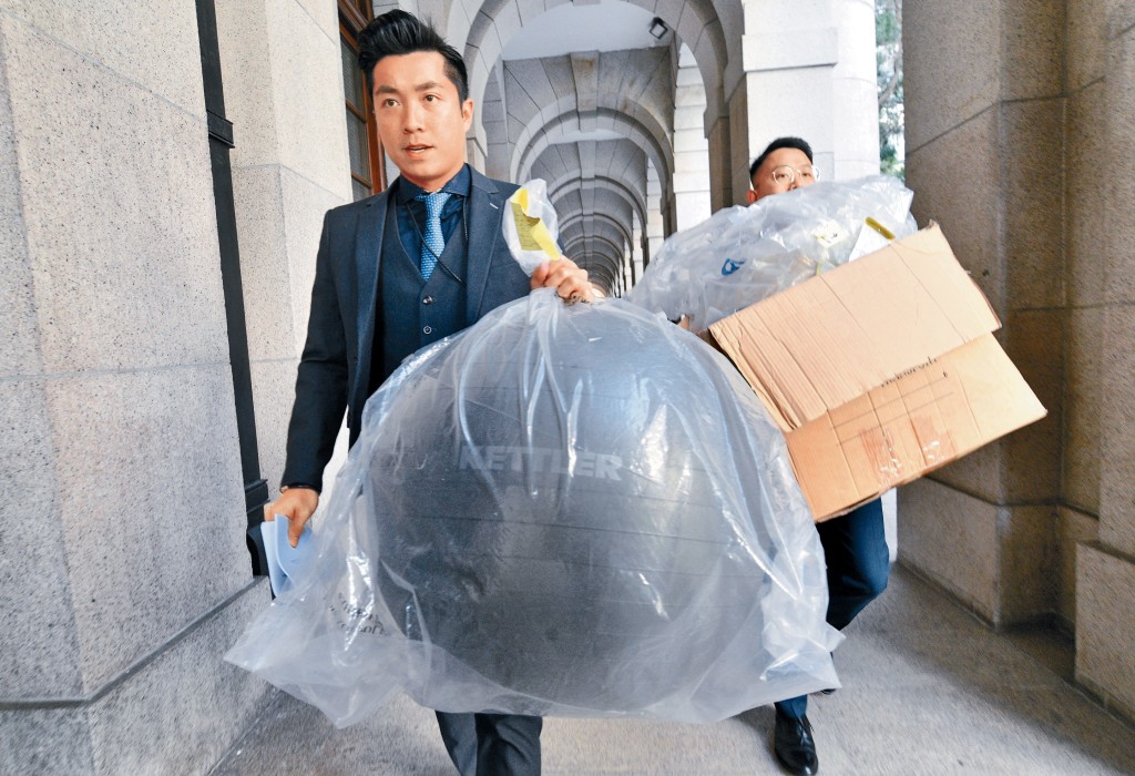 警方把涉案的瑜伽球帶至終審法院。