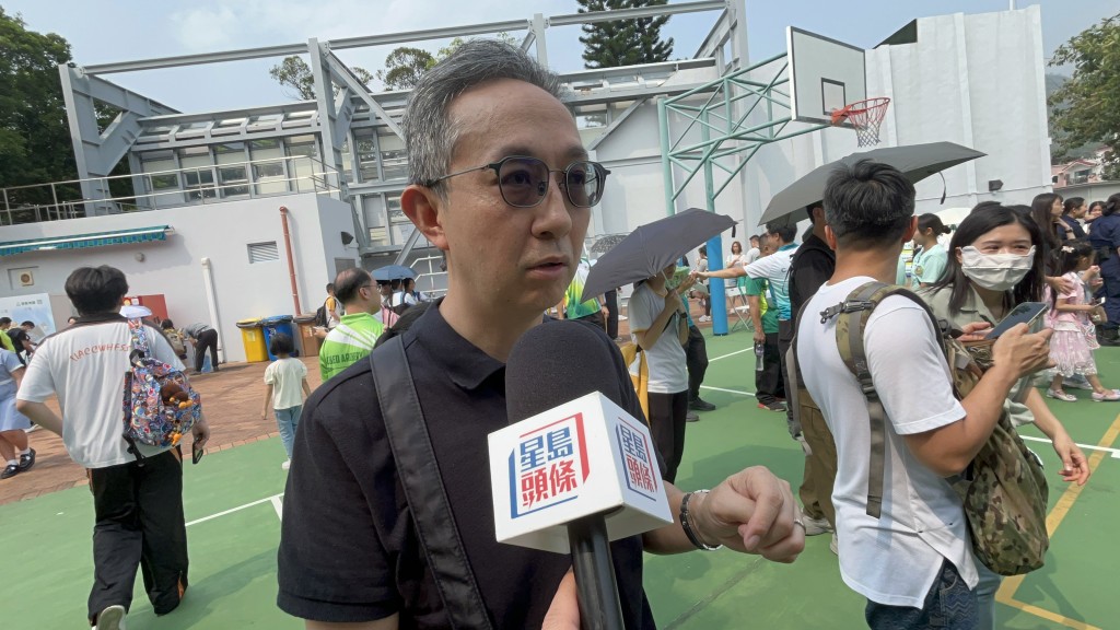 張老師今日帶3名學生到場參觀海關學院，他指現場非常熱鬧。