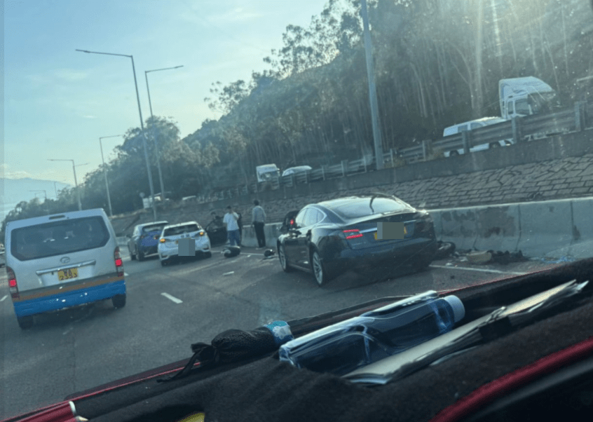網上流傳車禍後的現場圖片，涉事3輛私家車損毀未算嚴重。Facebook「車cam L（香港群組）」