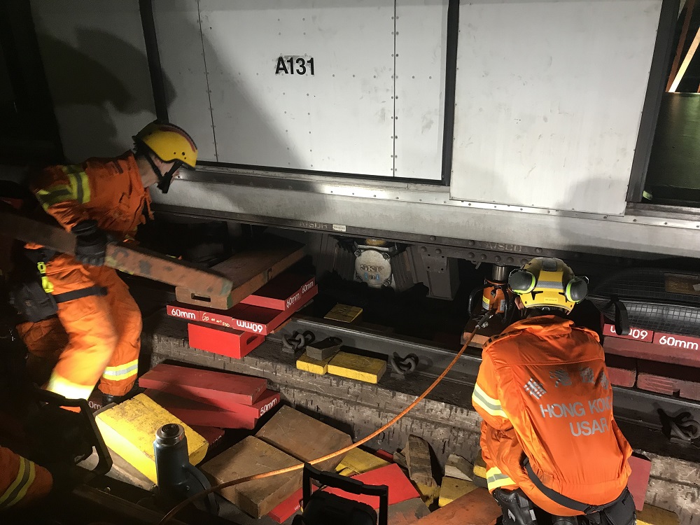 車廂重約40噸,消防每一次能積起的高度不多於100毫米。
