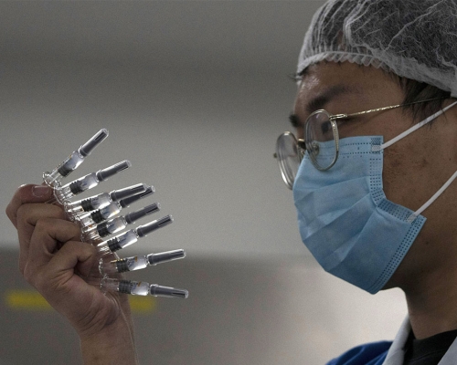 國藥集團指接種疫苗的民眾到國外疫情爆發區工作，至今無人受感染。AP資料圖