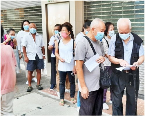 不少長者為領取消費券,舟車勞頓到旺角辦手續。資料圖片