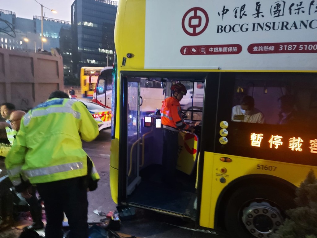 尾隨城巴收掣不及，將電單車撞到，電單車被撞前撞向泥頭車車尾，鐵騎士傷重昏迷。曾海帆攝