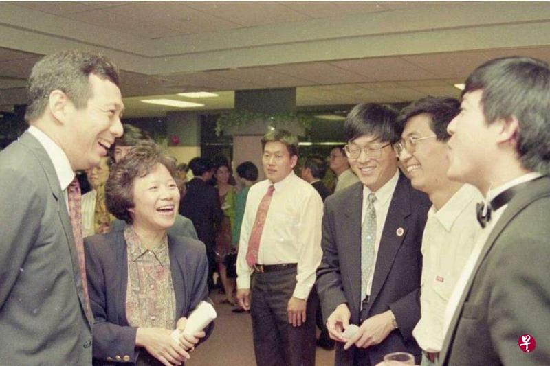 30年前的合影，李顯龍（左一）和王滬寧（右二）等人交談。　《聯合早報》圖