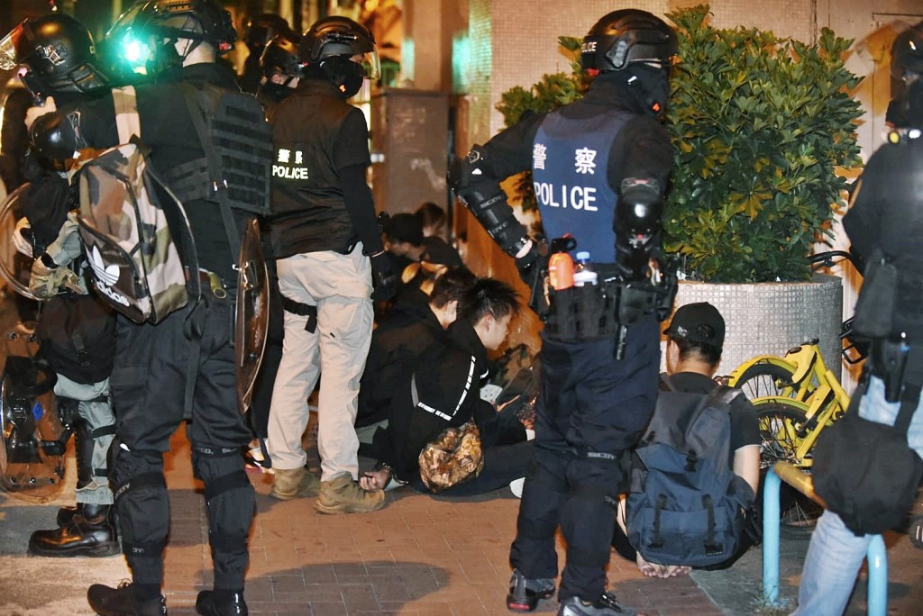 警方進入屯門兆軒苑搜查拘捕市民。資料圖片