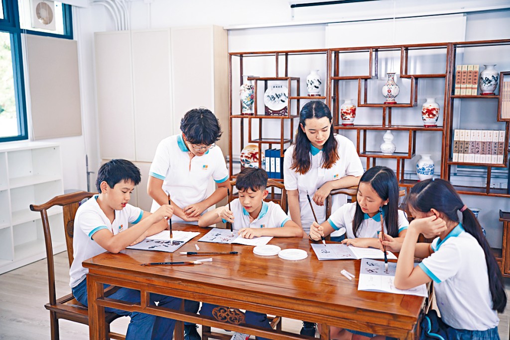 学生在中国文化研习室学习书法