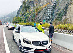 ■警員截查懷疑違例司機。